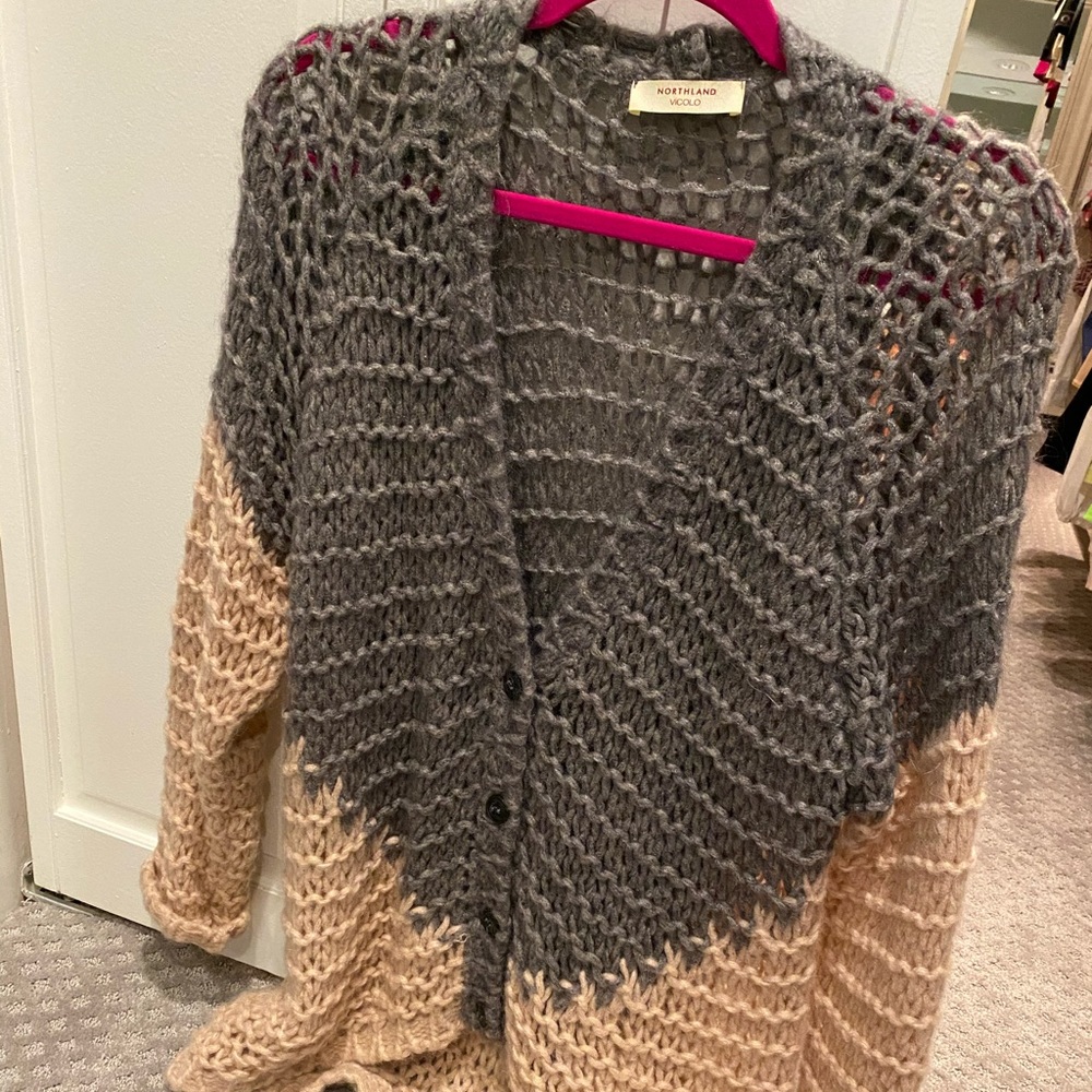 Sweater size Small. Great condition